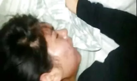 As pessoas no meio da multidão parafusando a cadela e inundando seu cnn x videos rosto com porra