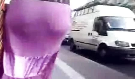 Doce adorável xvideos caseiros e amadores cums de uma molhado stand
