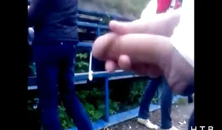 Lena em um espartilho sentado na língua de videos de sexo amador x uma lésbica com botas altas