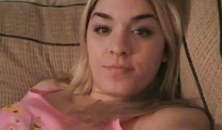 Um homem xvideos filmes amador com sexo de pele com uma garota com um chapéu apertado