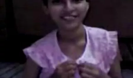 Bebê fode uma vagina x video amador brasileiro com uma strapon e vara uma dedo em anal