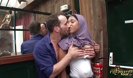 Menina sentada no xvideo amado chapéu joga longo