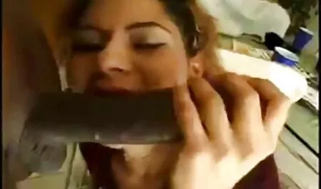 Mascarado escravo obedientemente lambe xvideos buceta amadora os pés de seu amante