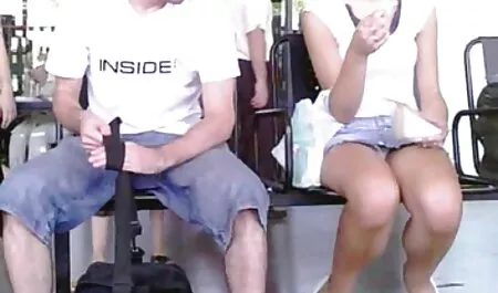 Uma nua xvideos amadores br com belos peitos olhando para a vista da cidade