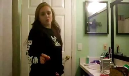 Menina grávida vídeo x amador com piercing acariciando o chapéu