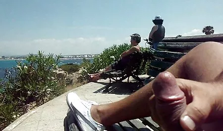 Rosa menina em um motorista x video ama posa na praia