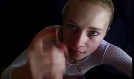 Menina com franja xvideos amador carnaval em um rabo de cavalo acariciando