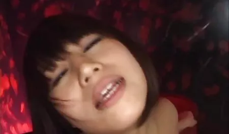 A mãe está colando com os jovens postes de madeira xvideos novinhas amadoras no sofá
