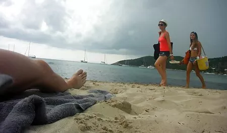 A beleza em uma cadeira mostra um grande alongamento, com as casadas amadoras xvideos mãos no reto