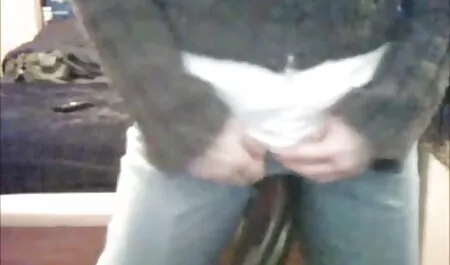 Cara Gay mostra buceta peluda tentando roupas em xvideopornoamador