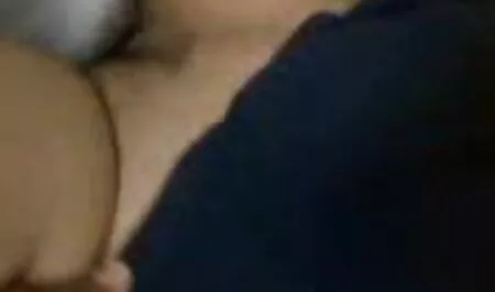 Menina quente acaricia sua buceta raspada com os dedos amadoras xvideos
