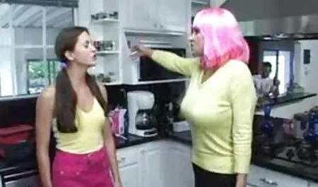 Loira tira as xvideos novinha amadora brasileira meias arrastão e se masturba sobre a mesa