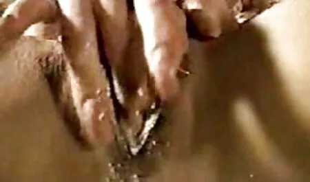 Menina sexy em shorts dançando striptease na rua sob uma xvideo sexo amado corrente de água