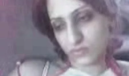 Morena satisfazer um xvídeosamadoras homem e recebe porra em seu peito