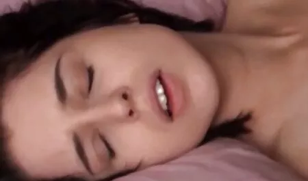 Cabelos longos homem infunde sua namorada x video amador caseiro em privado pornô