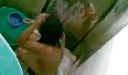 Jovem ébano beleza forças de xvideo com amadora uma pele branca de escravos para cumprir suas ordens