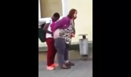 Proshmonda com ordenha pendente trabalhando ativamente com a pena na x video caiu na net parte superior da ponta