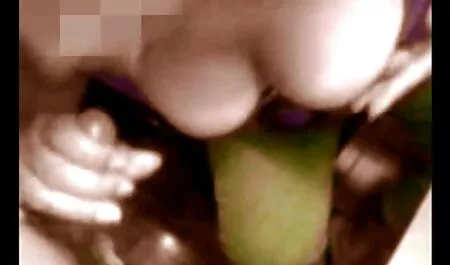 Marido e xvideo putaria amadora esposa fazem amor com a família no sofá largo