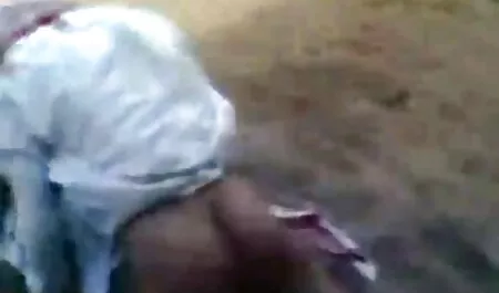 Uma mulher musculosa em um espartilho senta-se no colo do videos amadores xvideos homem e se masturba seu falo