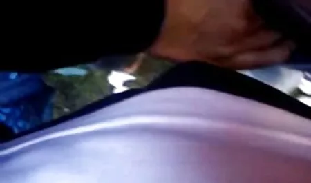 Puta sentada em um xvideos amador grupal vibrador e filmes na câmera